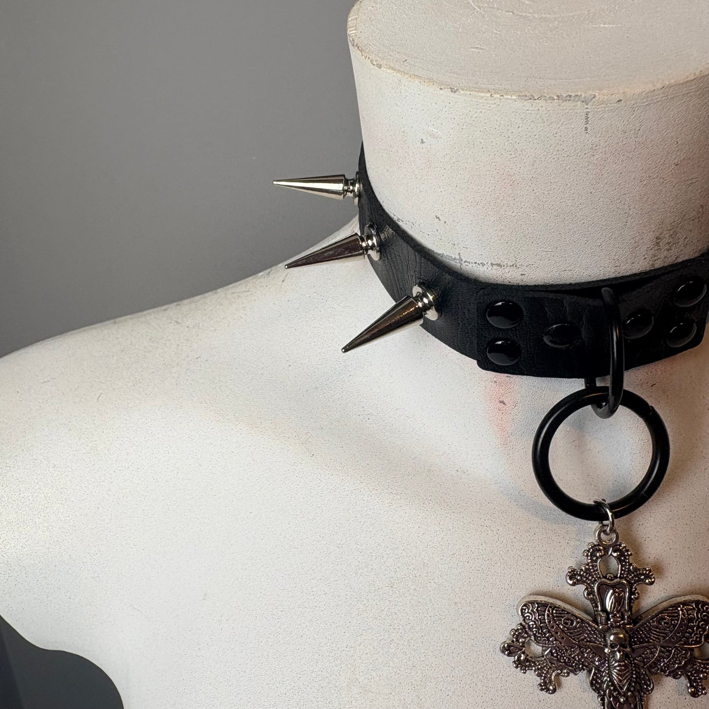 Chocker nero largo con ciondolo