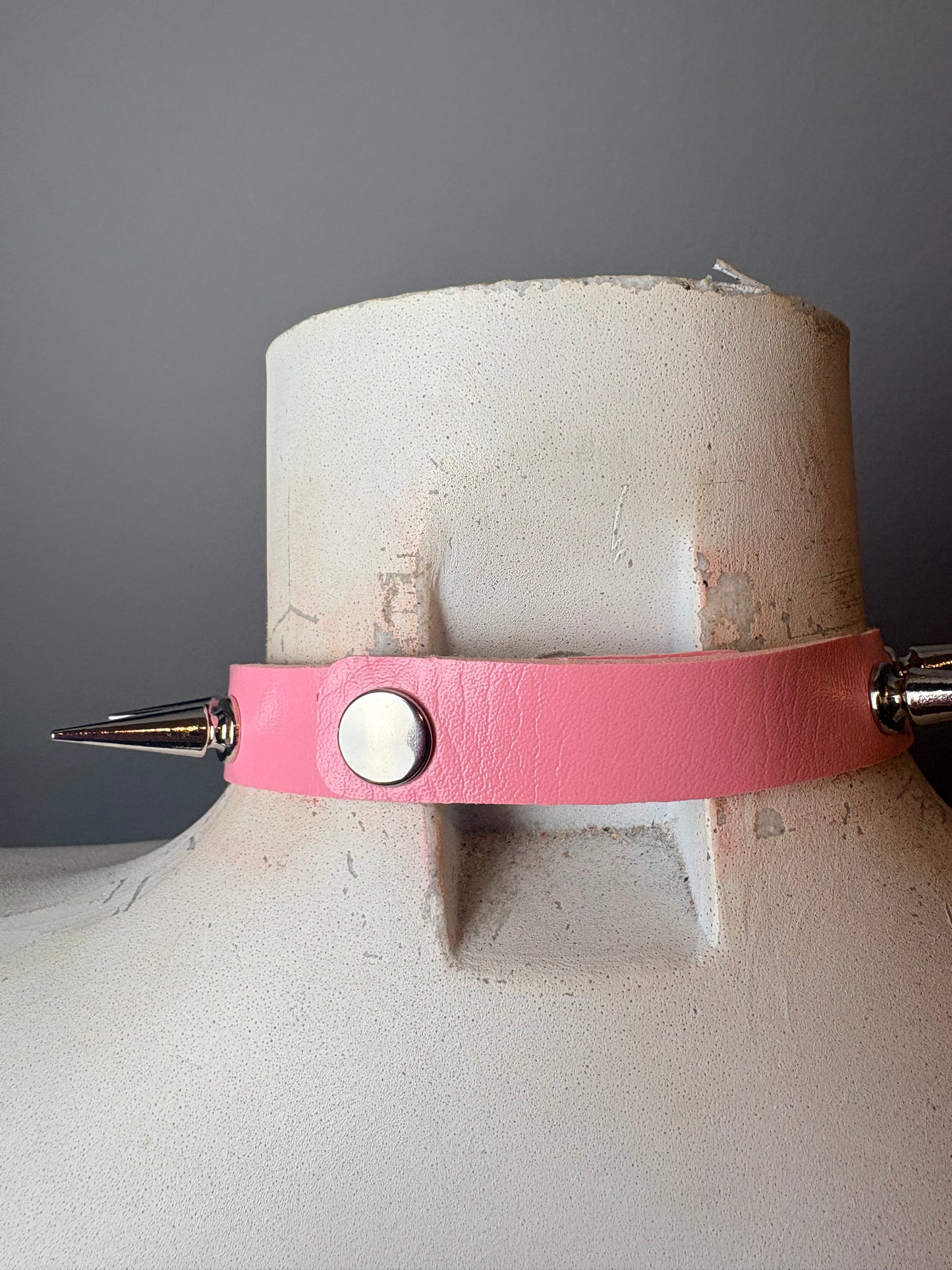 Chocker rosa con cuore e borchie