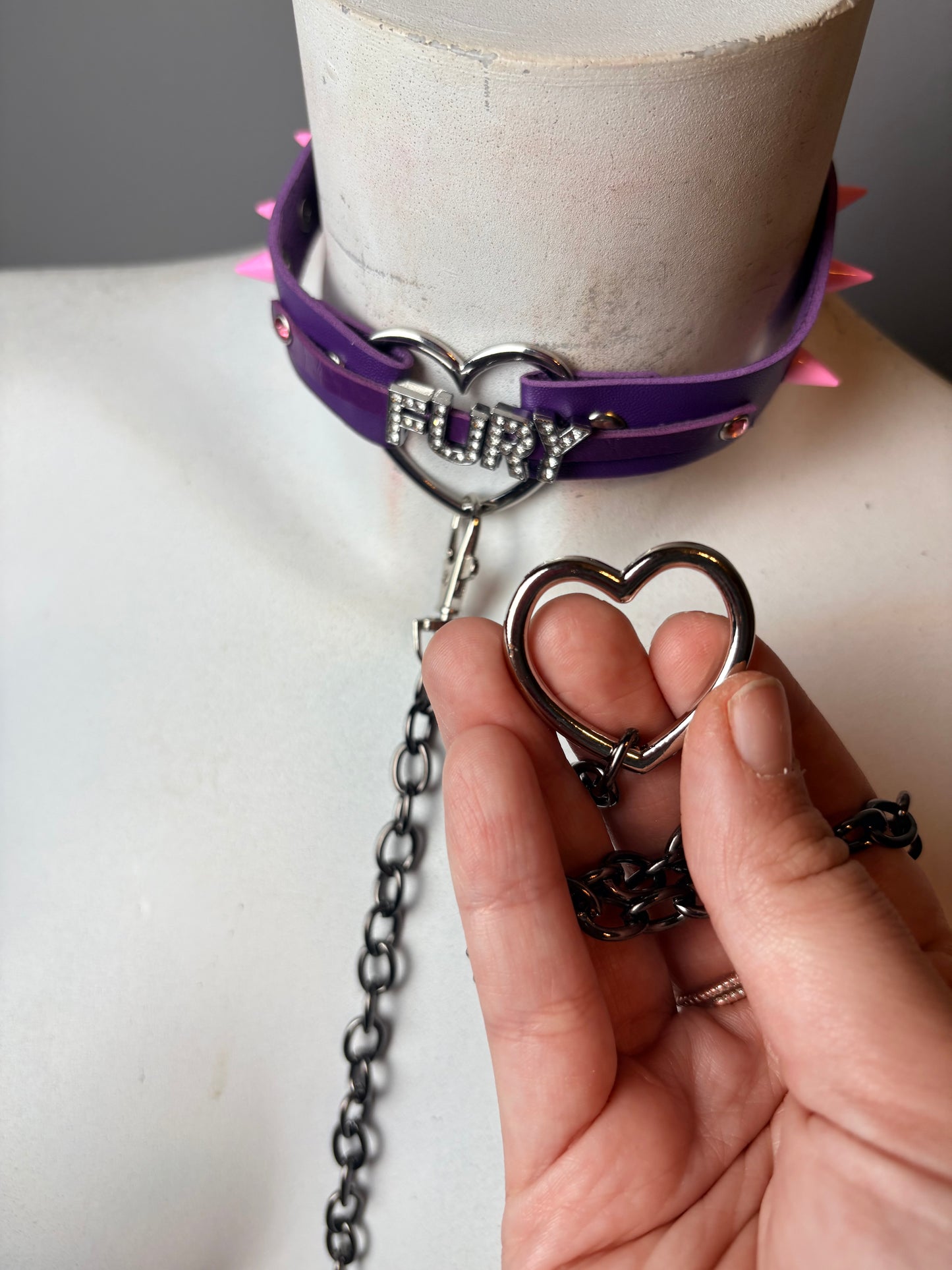 Chocker viola con scritta +guinzaglio