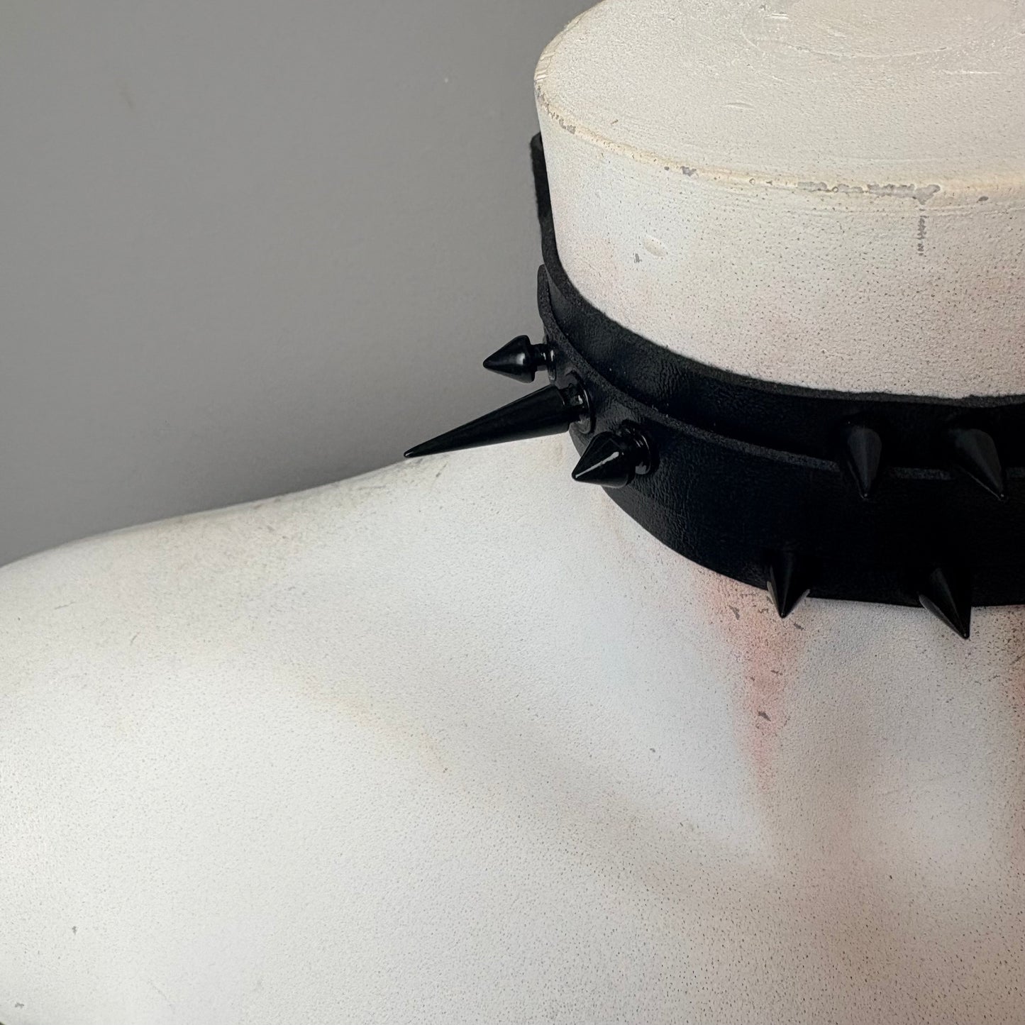 Chocker total black con borchie e cerchio