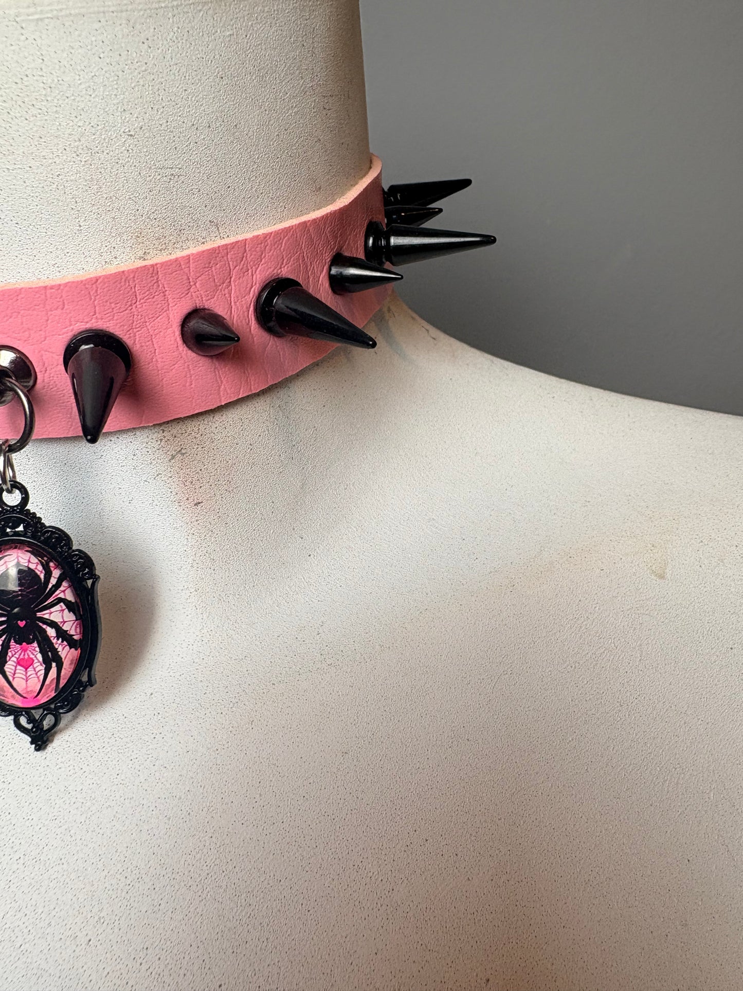 Chocker con borchie di 2 dimensioni e ciondolo di ragno