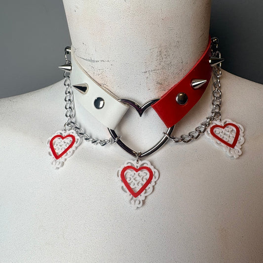Chocker bianco e rosso con cuori