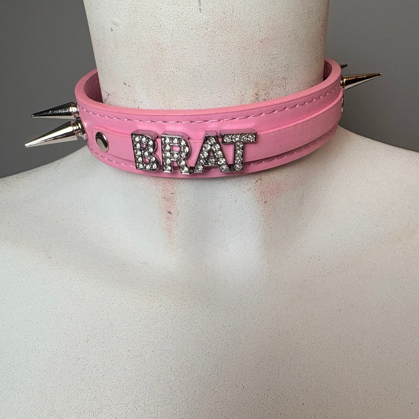 Chocker rosa con scritta “brat “
