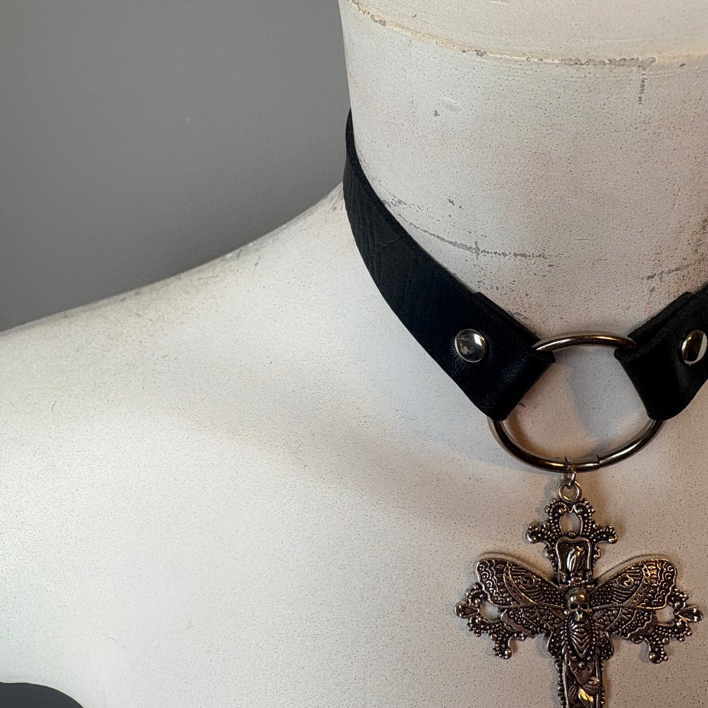 Chocker con ciondolo falena