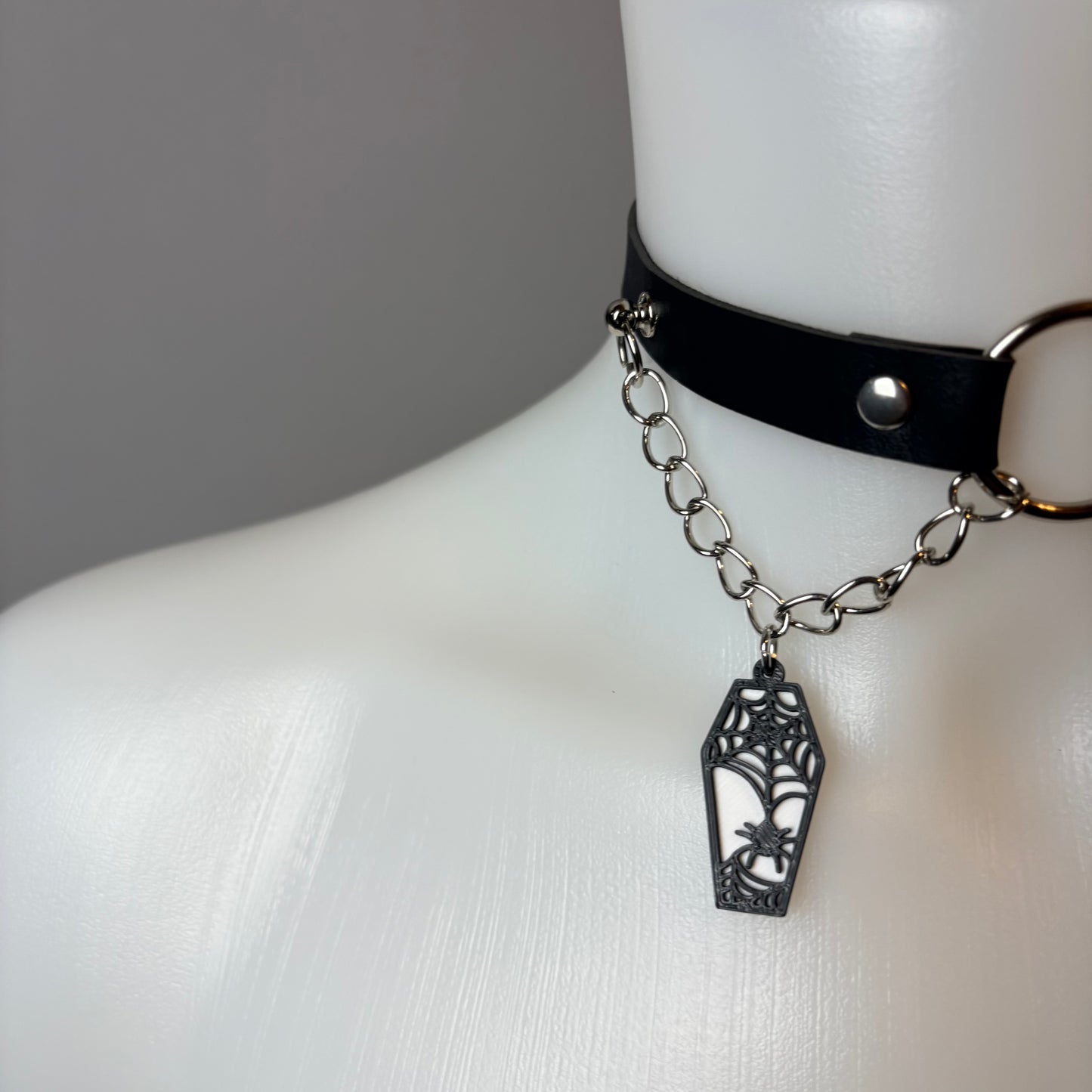 Chocker con ciondoli di bare