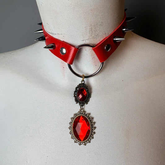 Chocker rosso con ciondolo