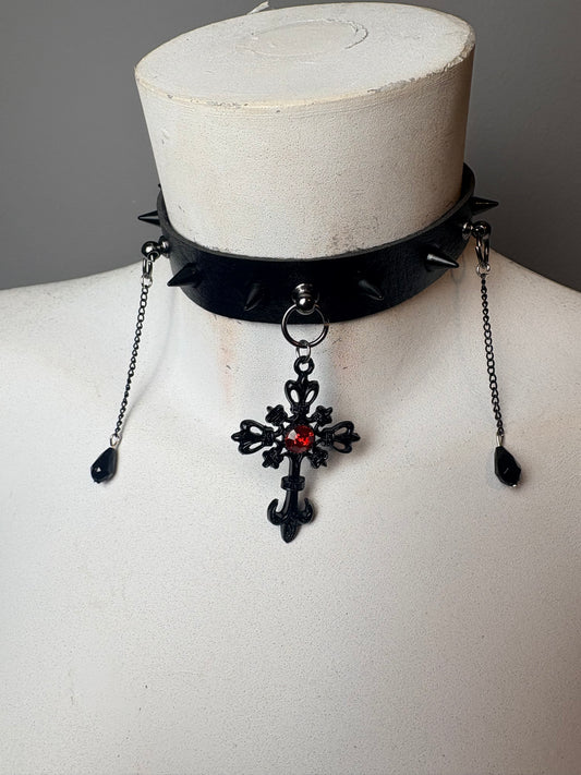 Chocker nero con croce e catenine