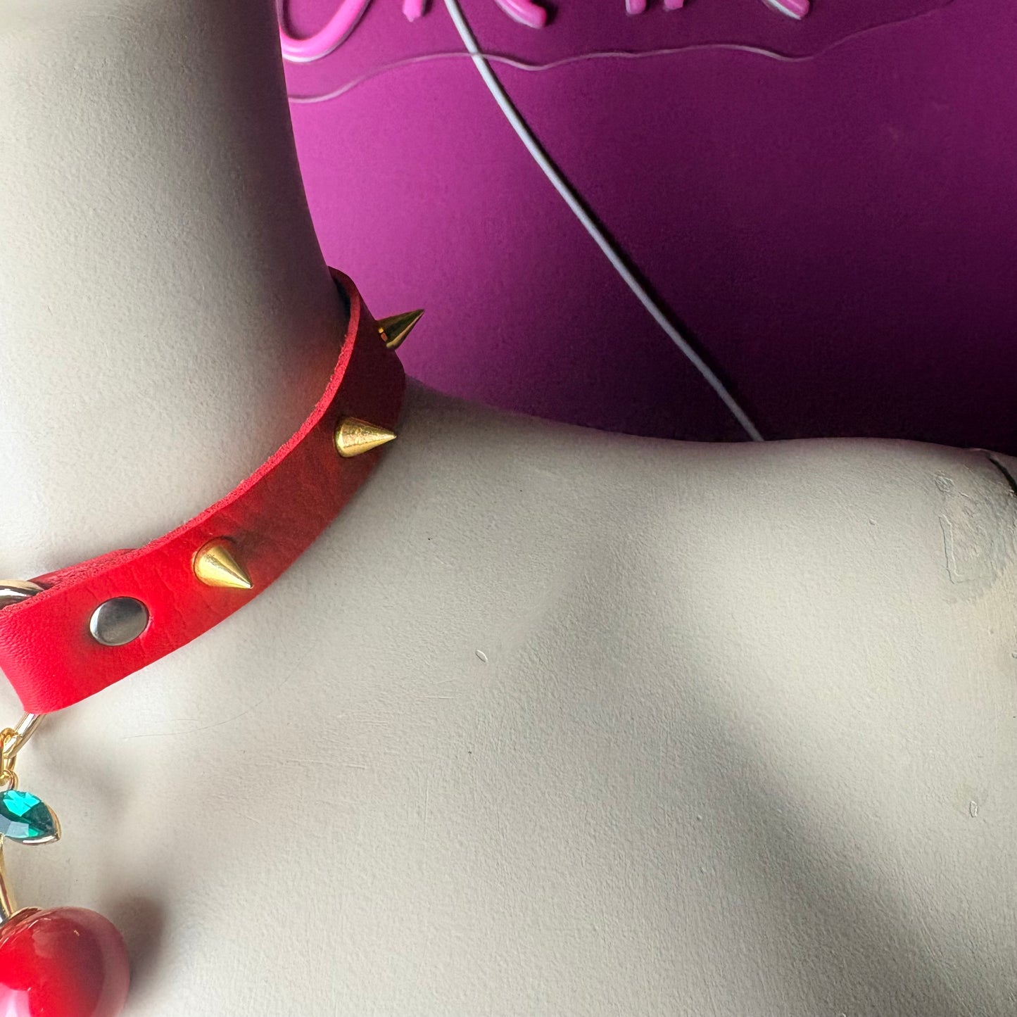 Chocker rosso con ciondolo di ciliegia