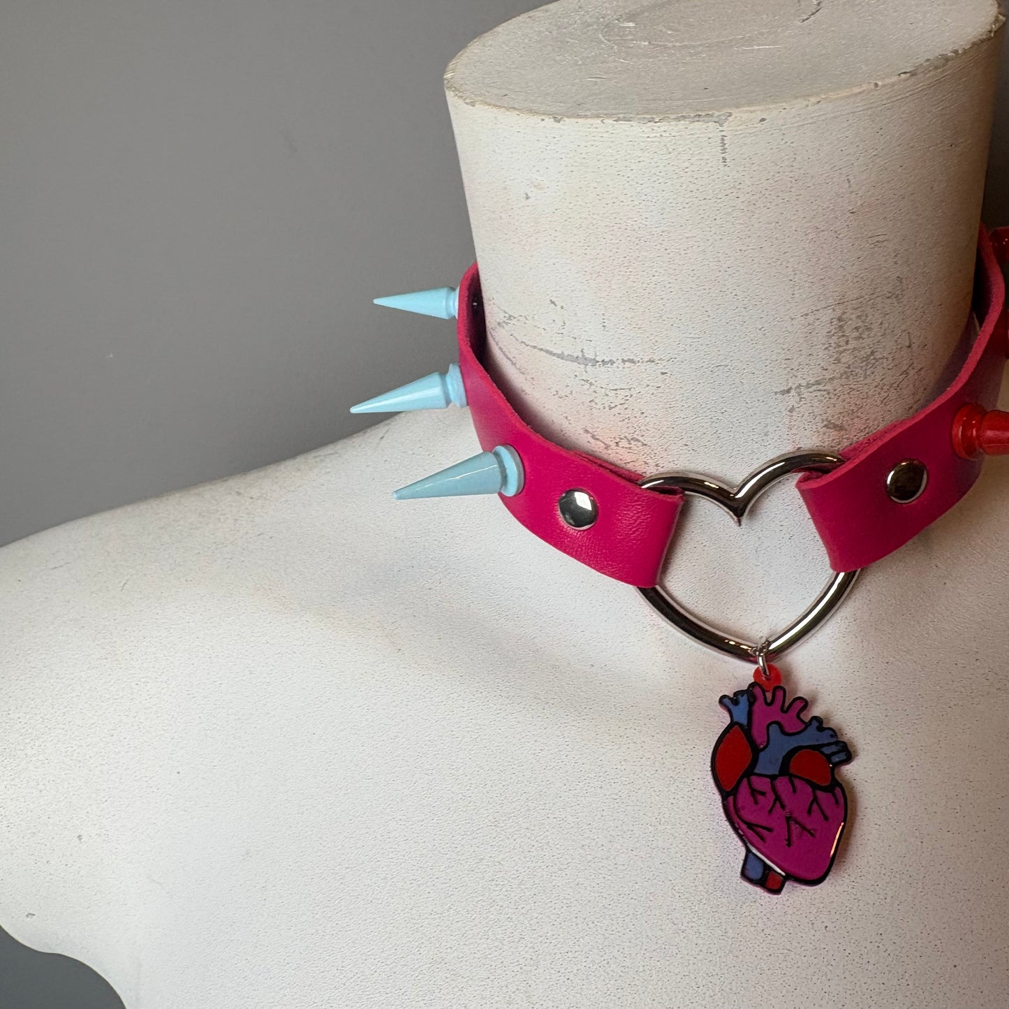 Chocker con cuore anatomico