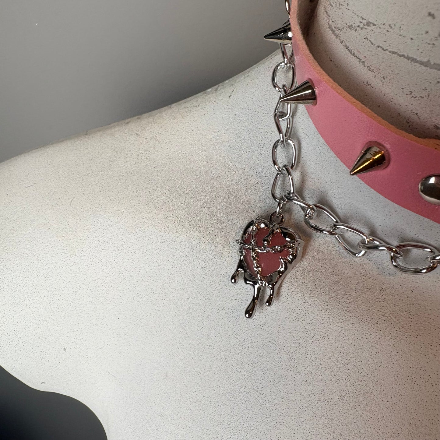 Chocker con croce e cuori