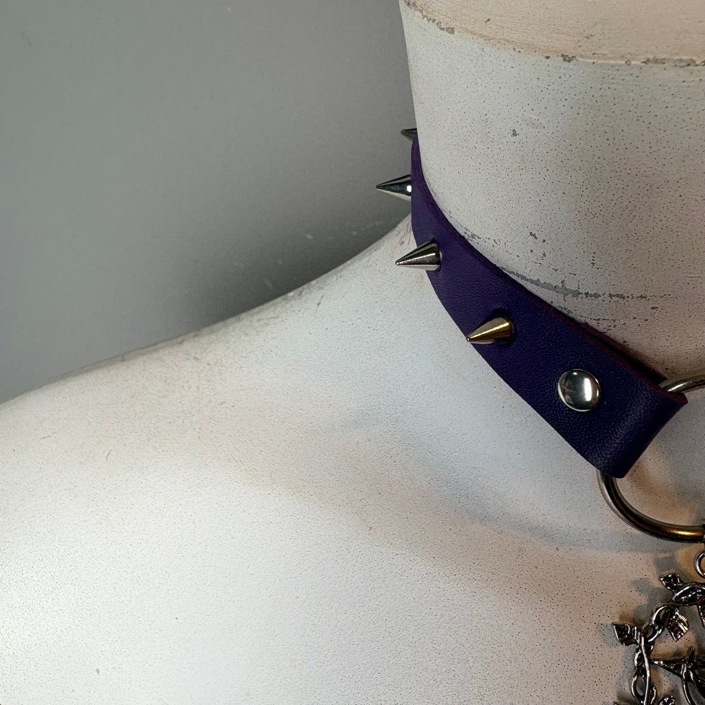 Chocker viola con ciondolo di pentacolo