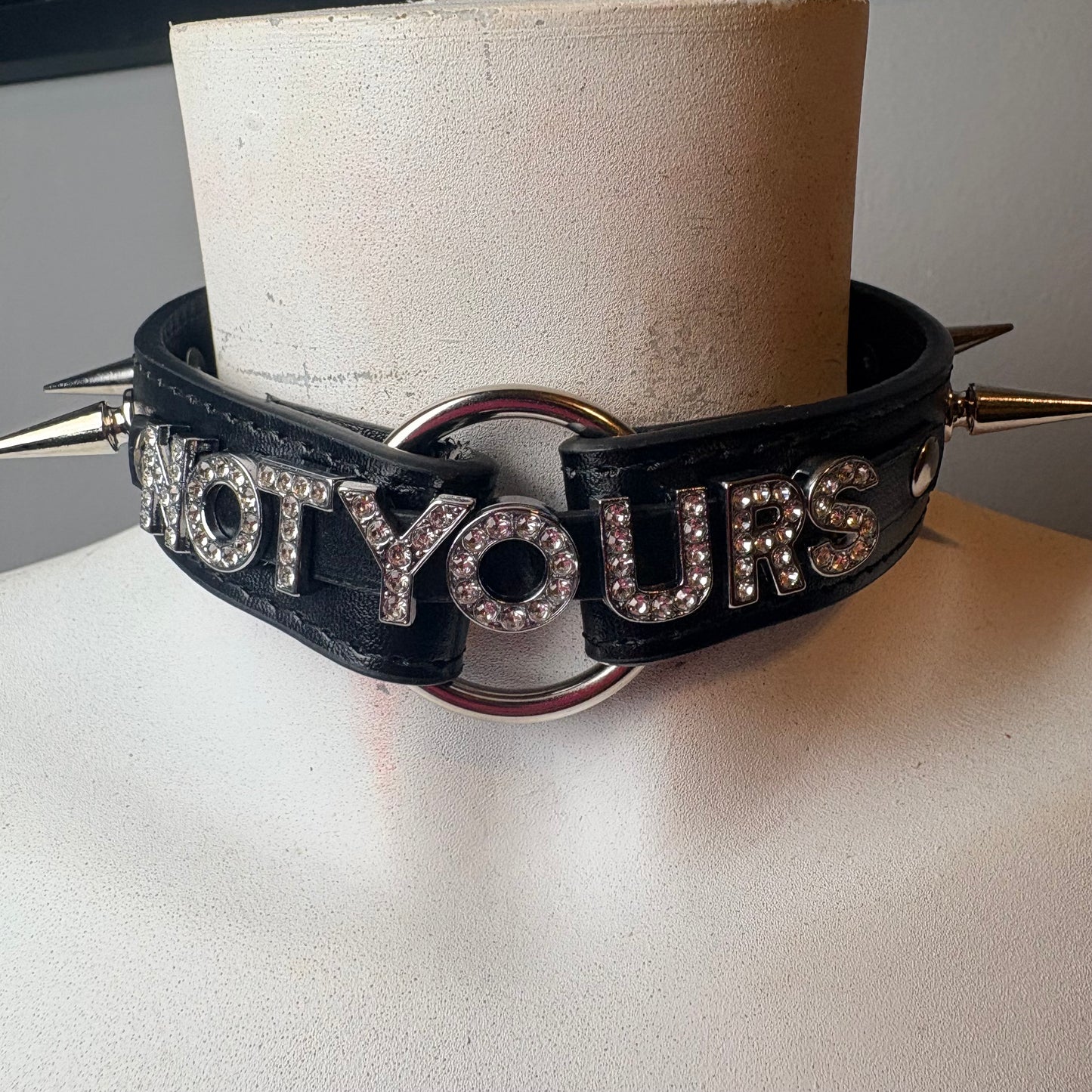 Chocker nero con scritta “not yours”