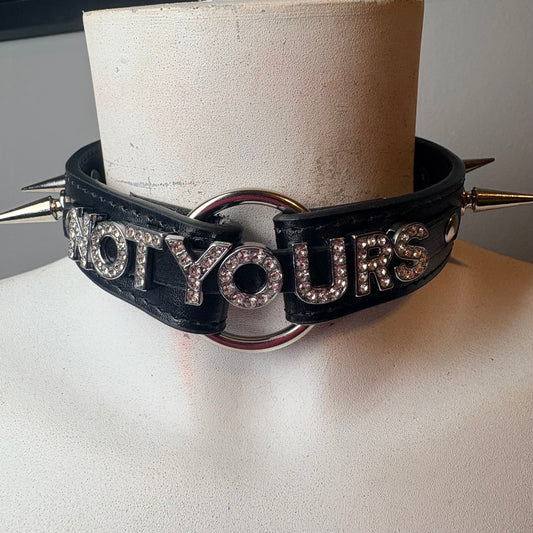 Chocker nero con scritta “not yours”
