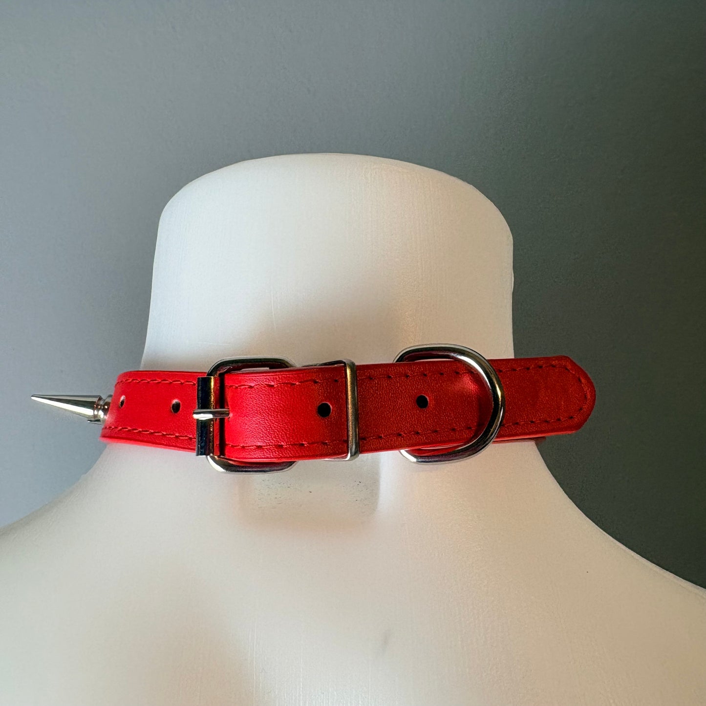 Chocker rosso con scritta “Bad Boy”