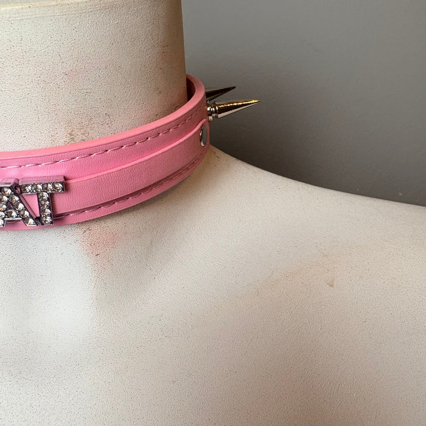 Chocker rosa con scritta “brat “