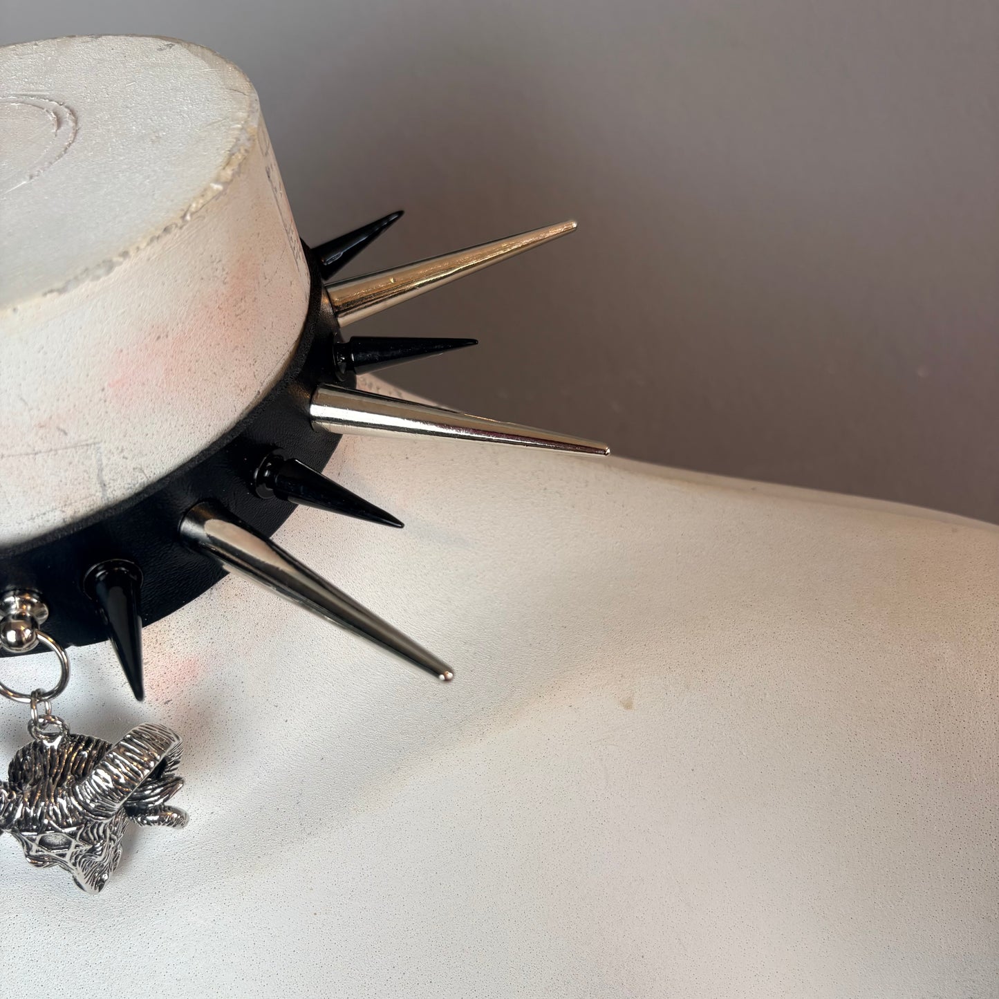 Chocker con borchie argento e nere e ariete