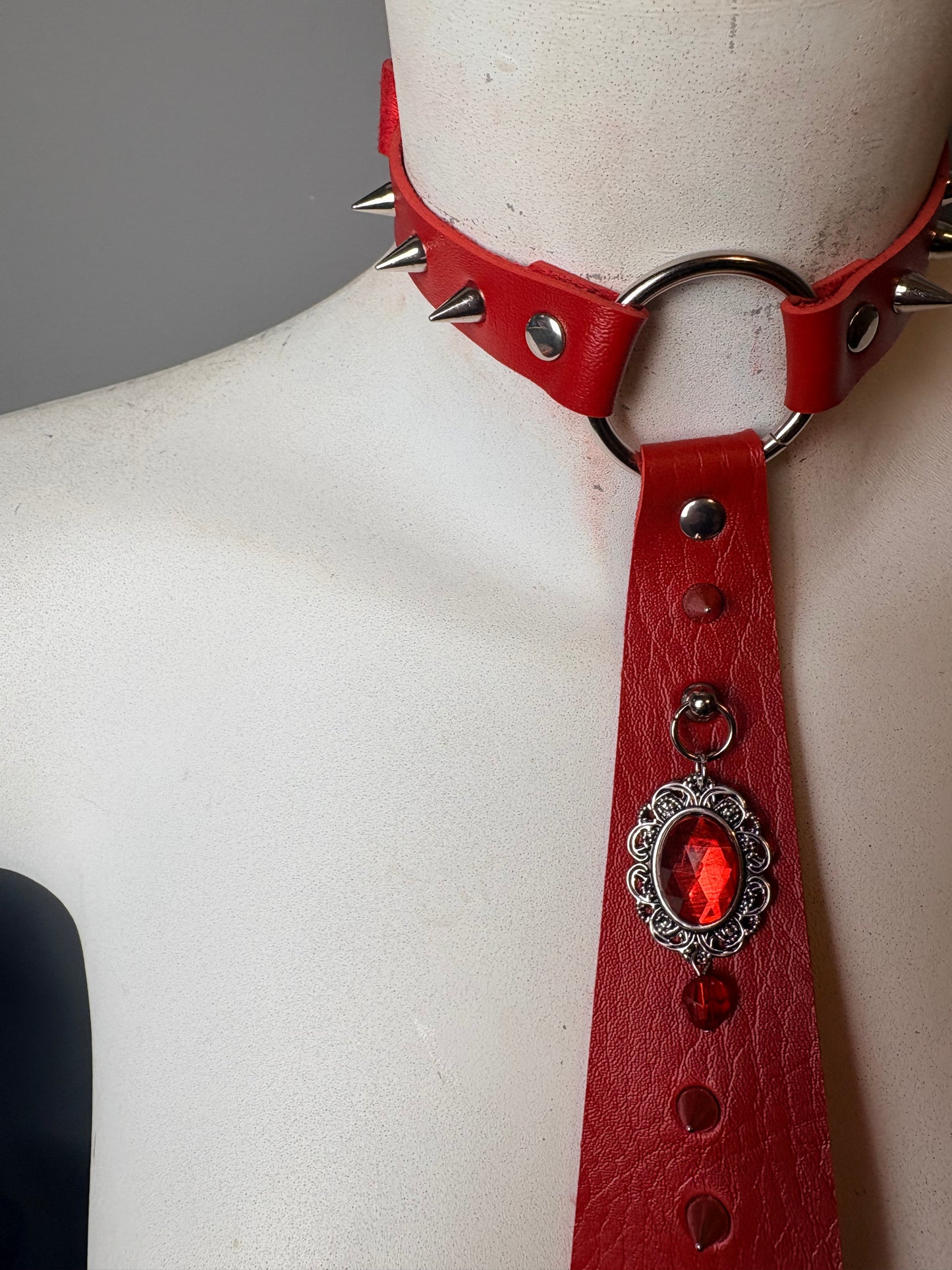 Cravatta rossa con pietra e borchie