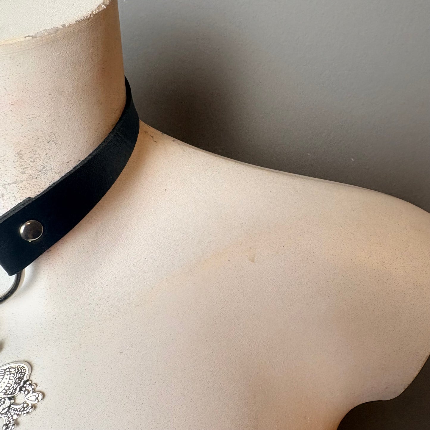 Chocker con ciondolo falena