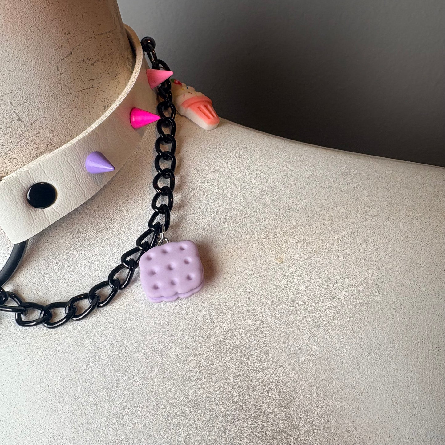 Chocker bianco con ciondoli