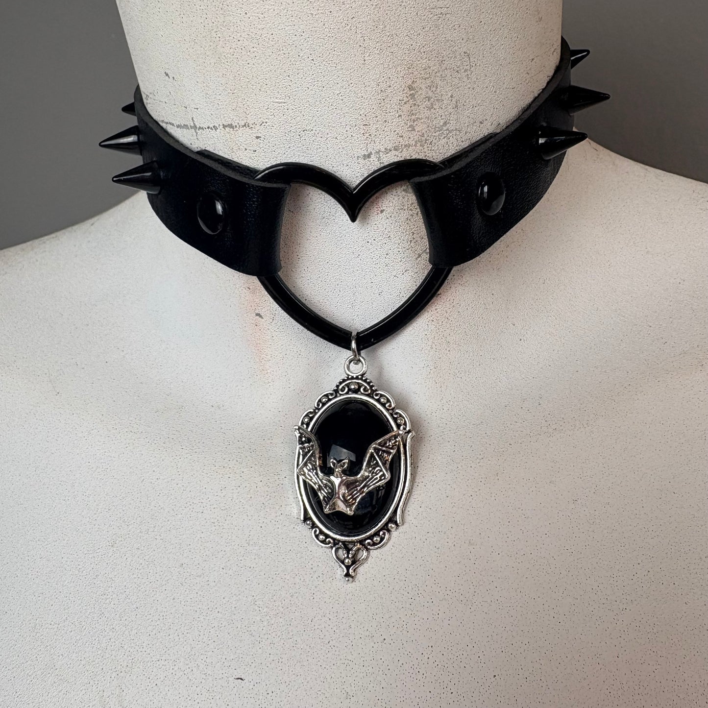 Chocker total black con ciondolo di pipistrello