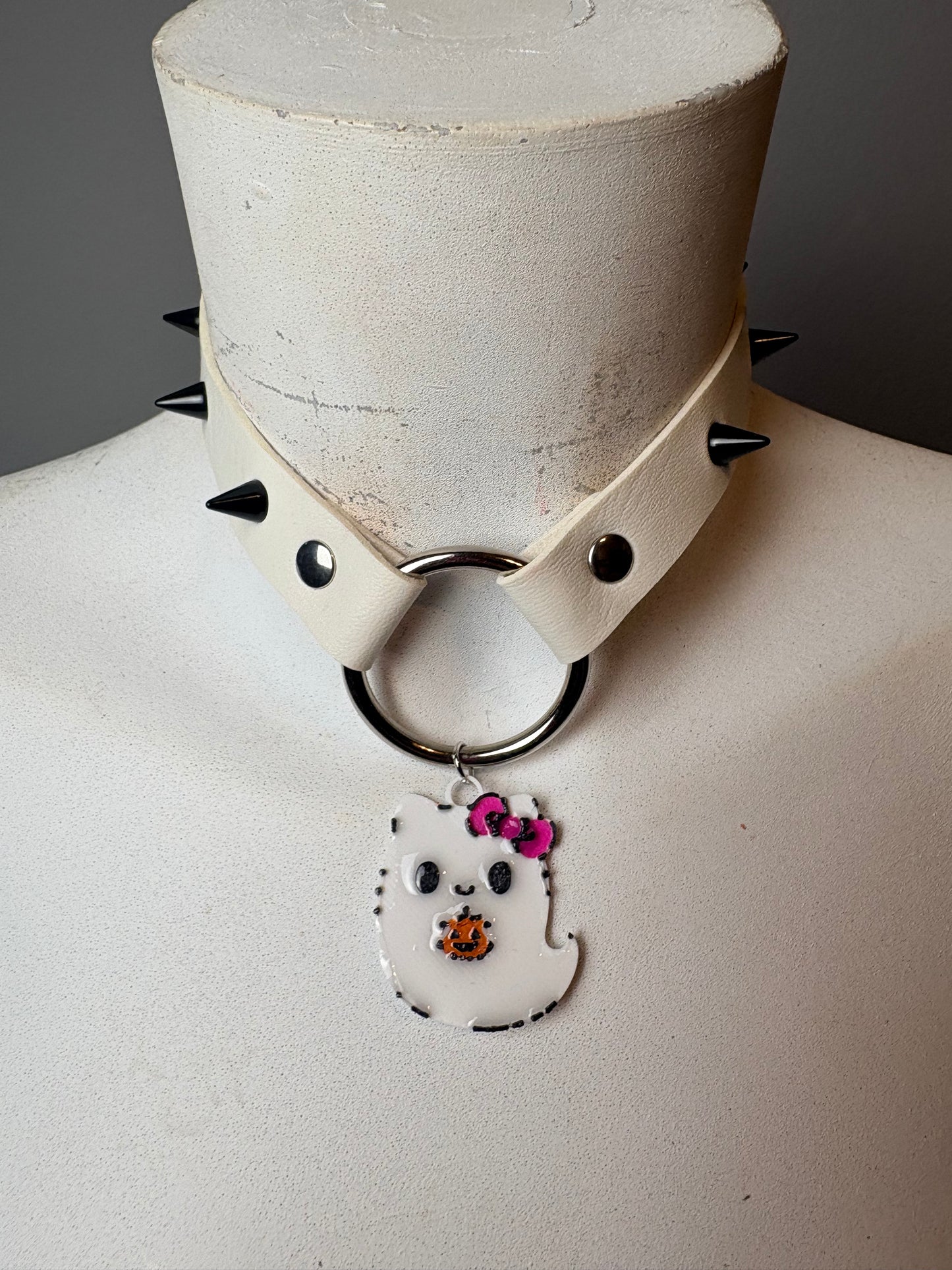 Chocker con Hello Kitty a forma di fantasma