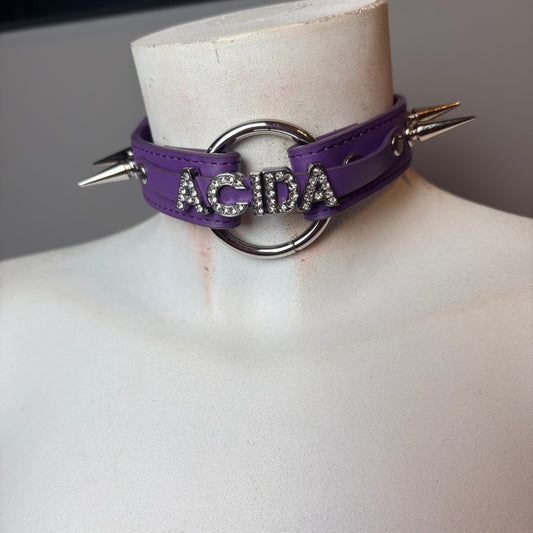 Chocker con scritta “acida” e cerchio