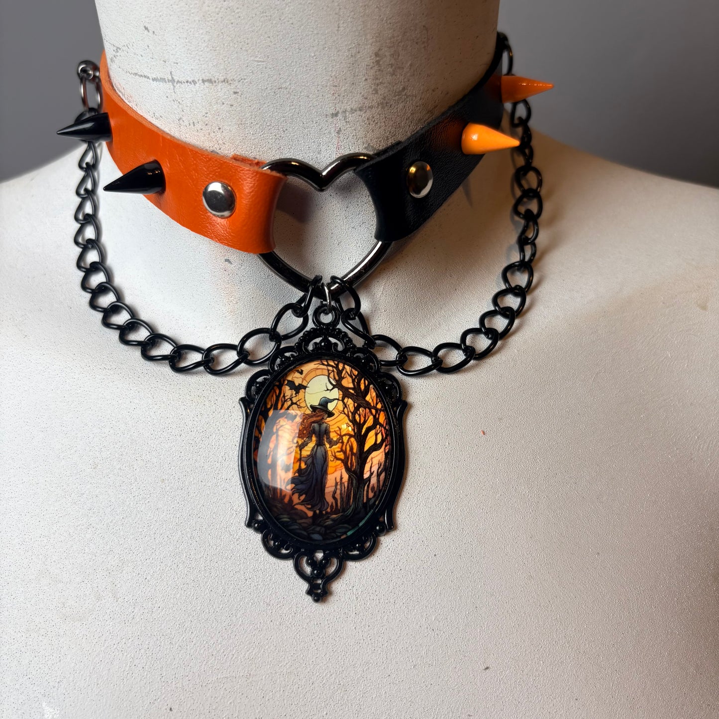 Chocker metà arancione metà nero