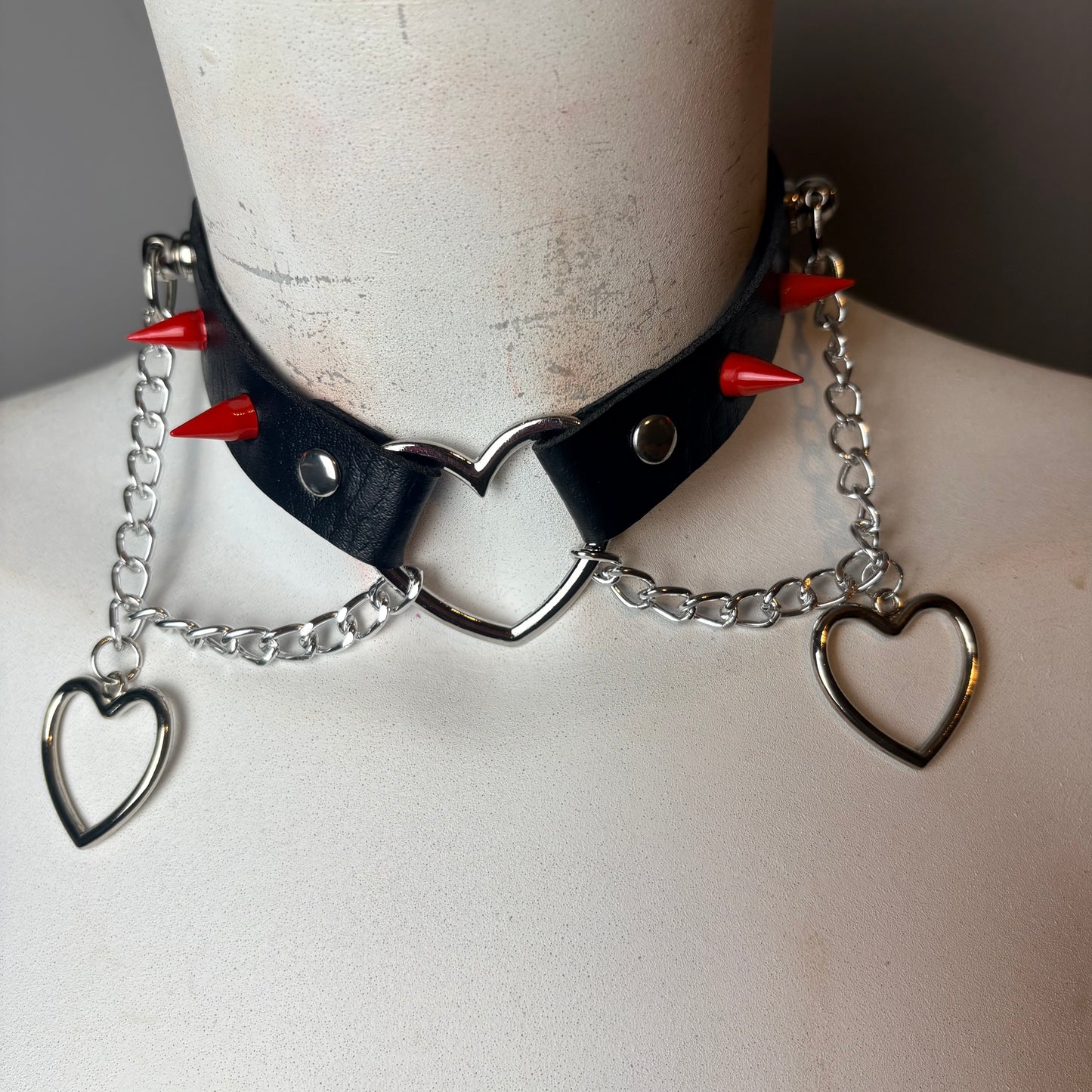Chocker nero con cuori