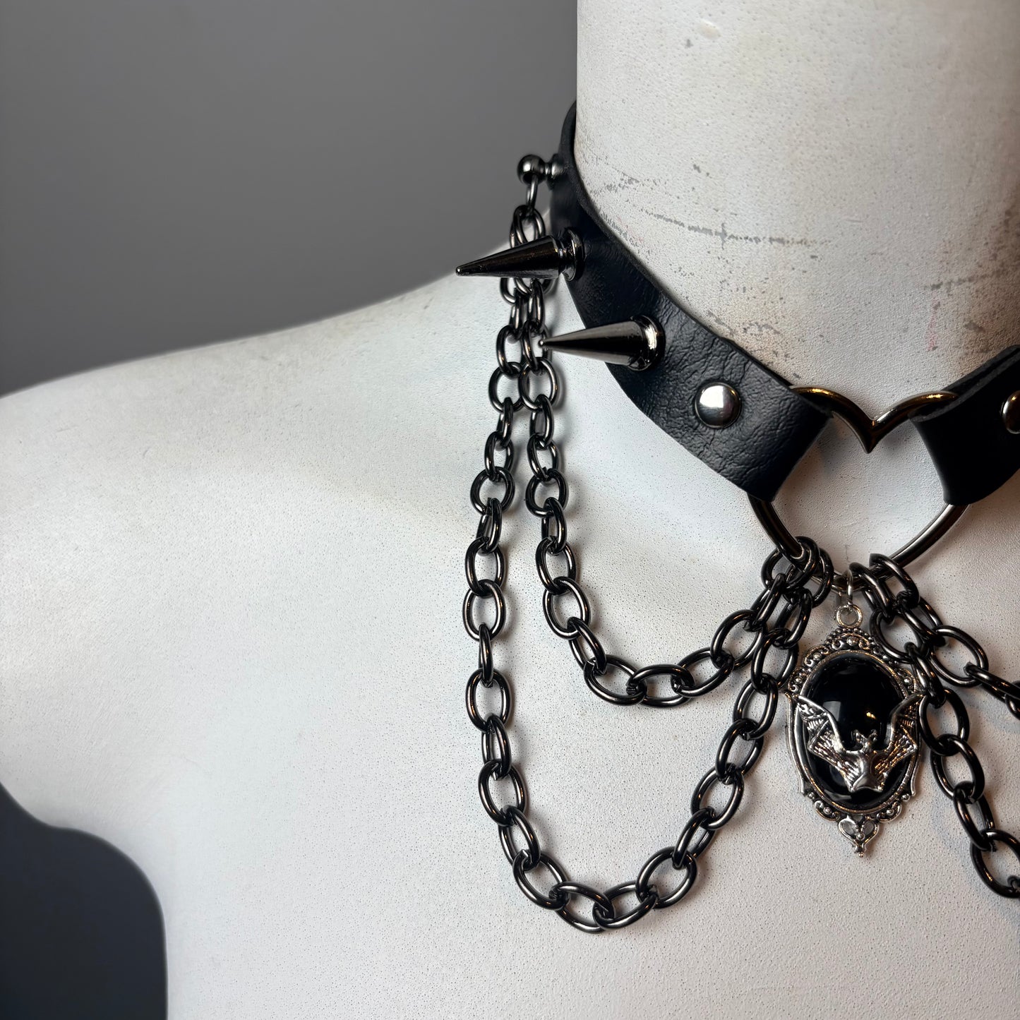Chocker con doppie catene e ciondolo