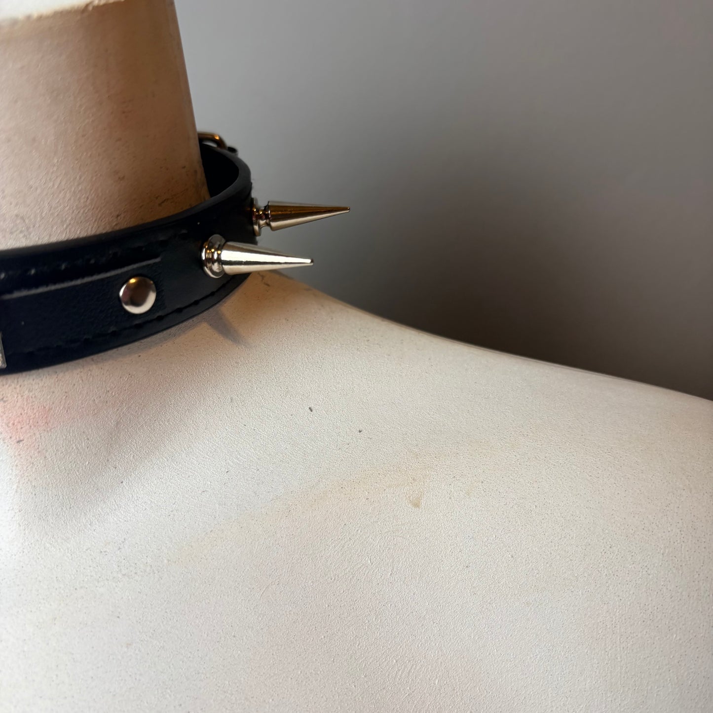 Chocker nero con scritta “bitch”