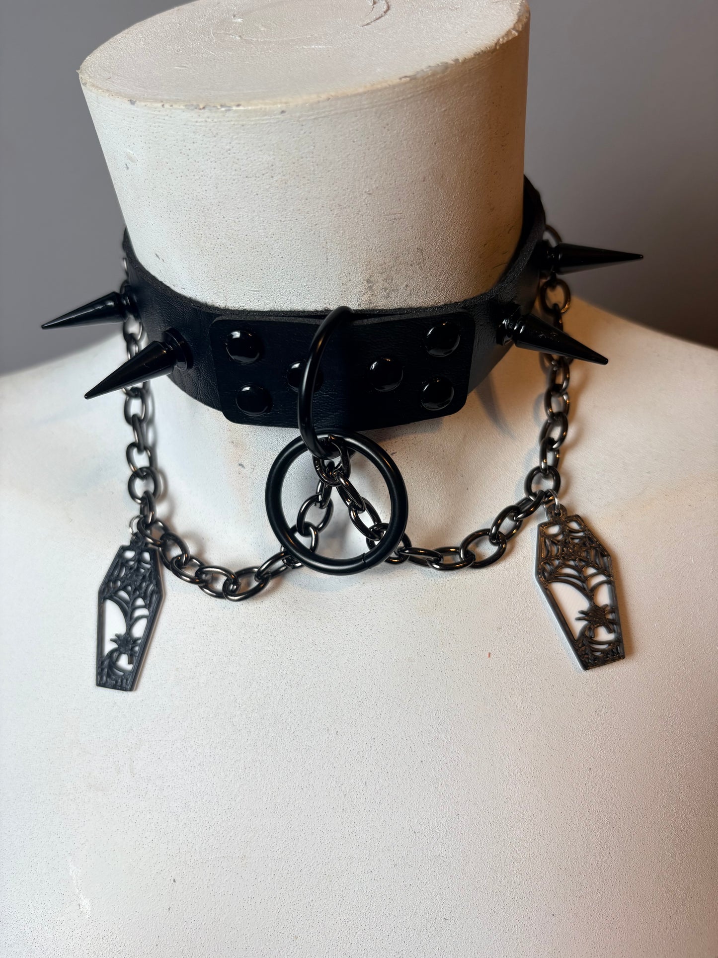 Chocker nero con catene e bare
