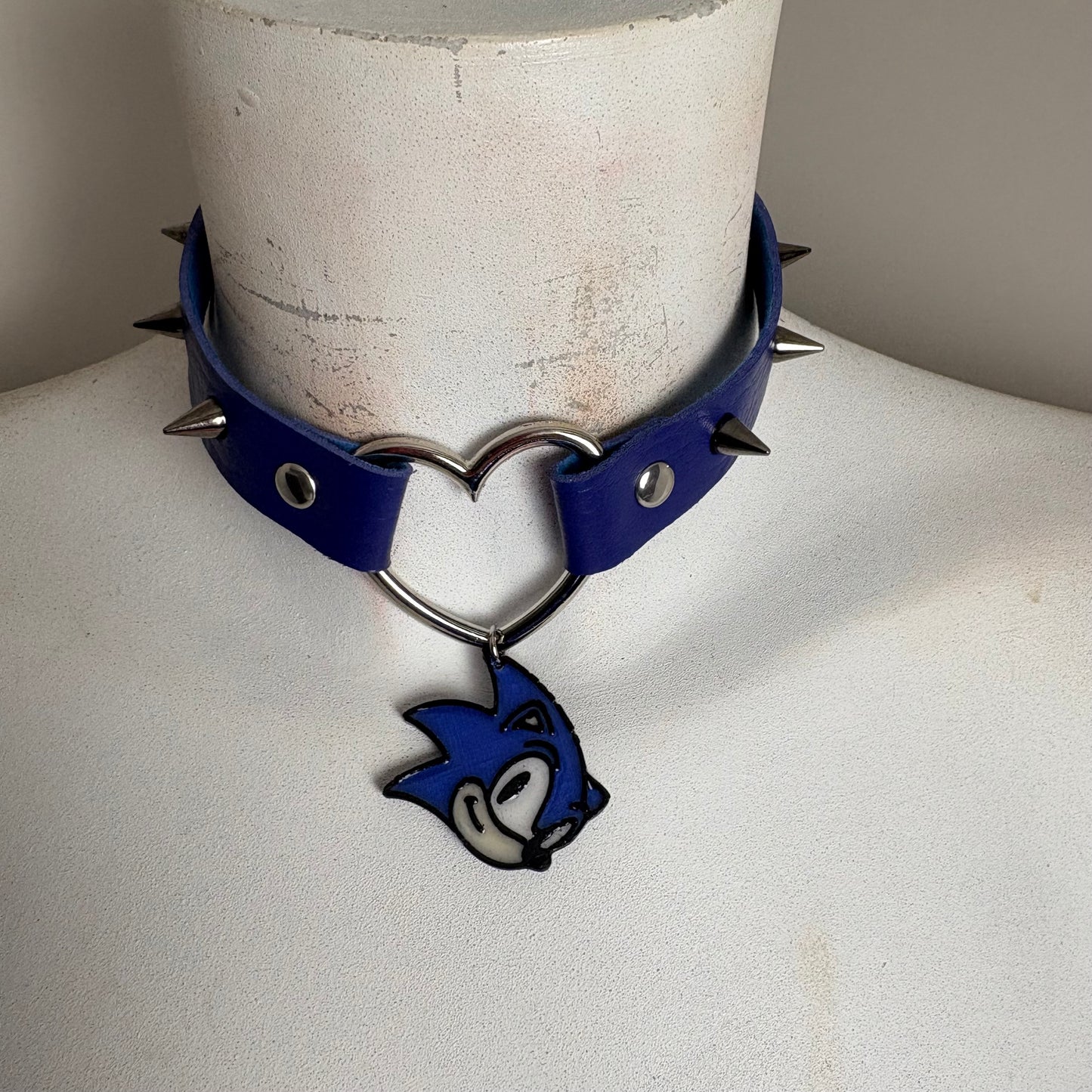 Chocker blu con ciondolo di Sonic