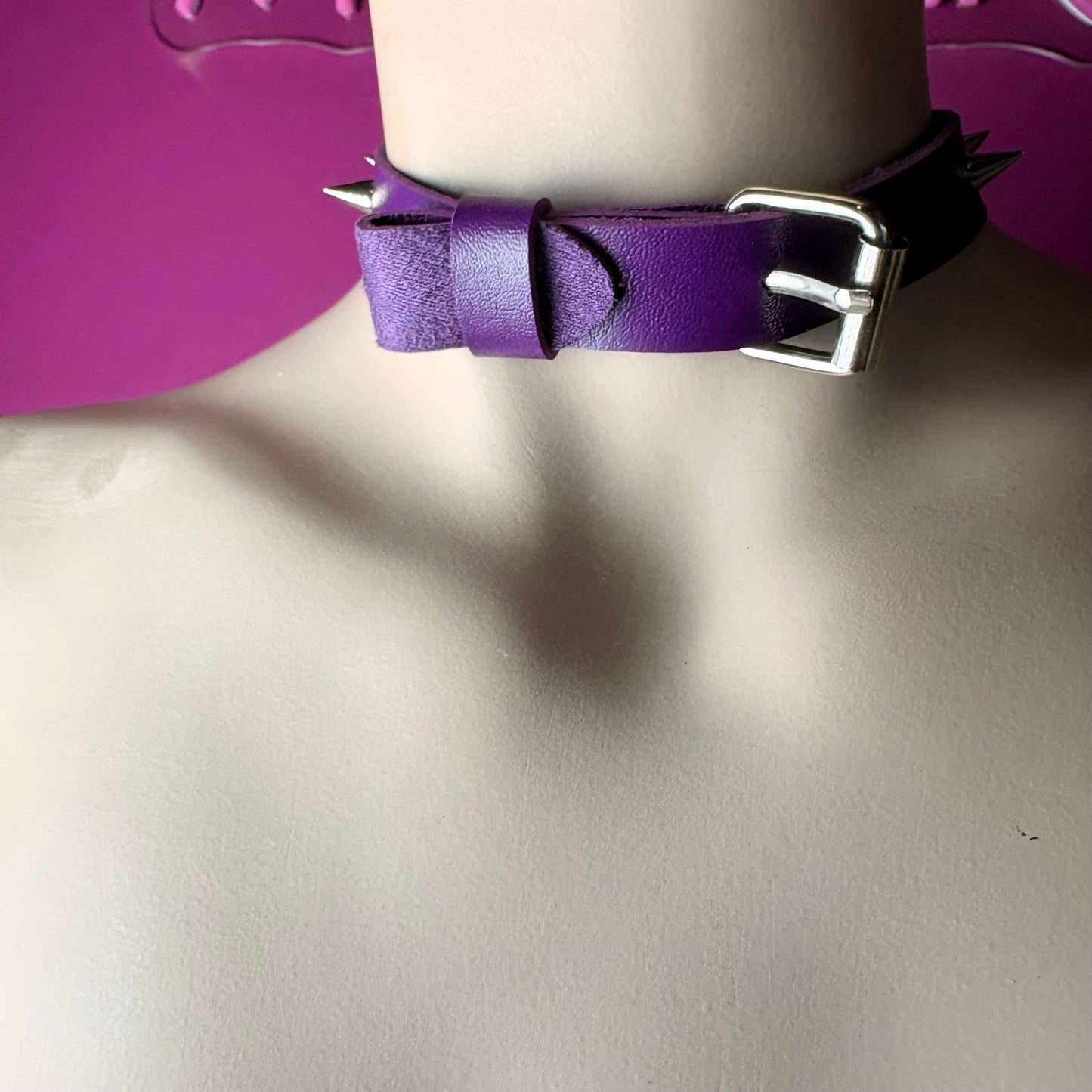 Cravatta viola con dettagli argento