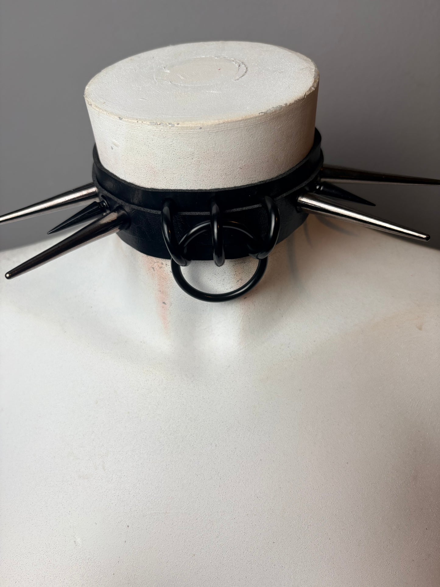 Chocker total black con borchie e cerchio