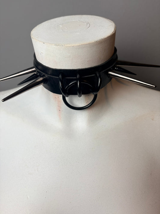 Chocker total black con borchie e cerchio