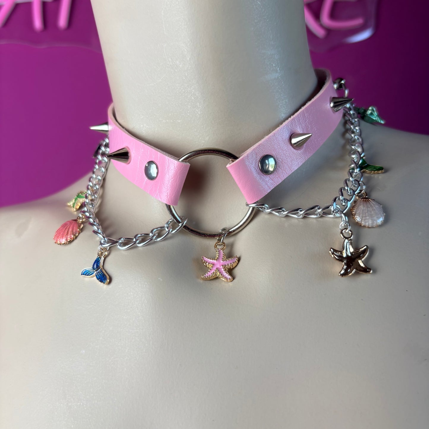 Chocker rosa con ciondoli pendenti