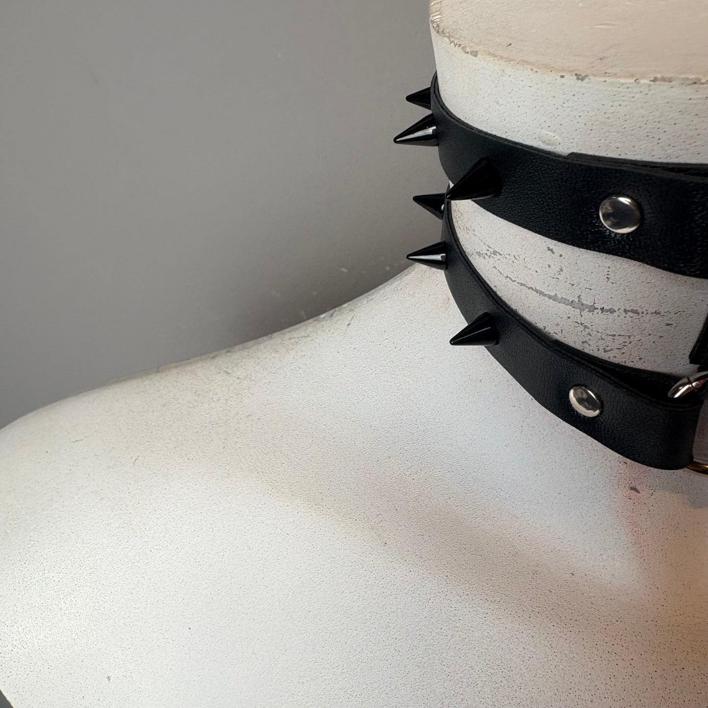 Chocker doppio giro con borchie nere