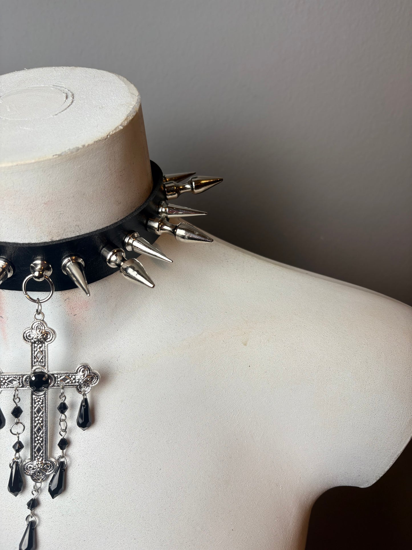 Chocker elegante con croce