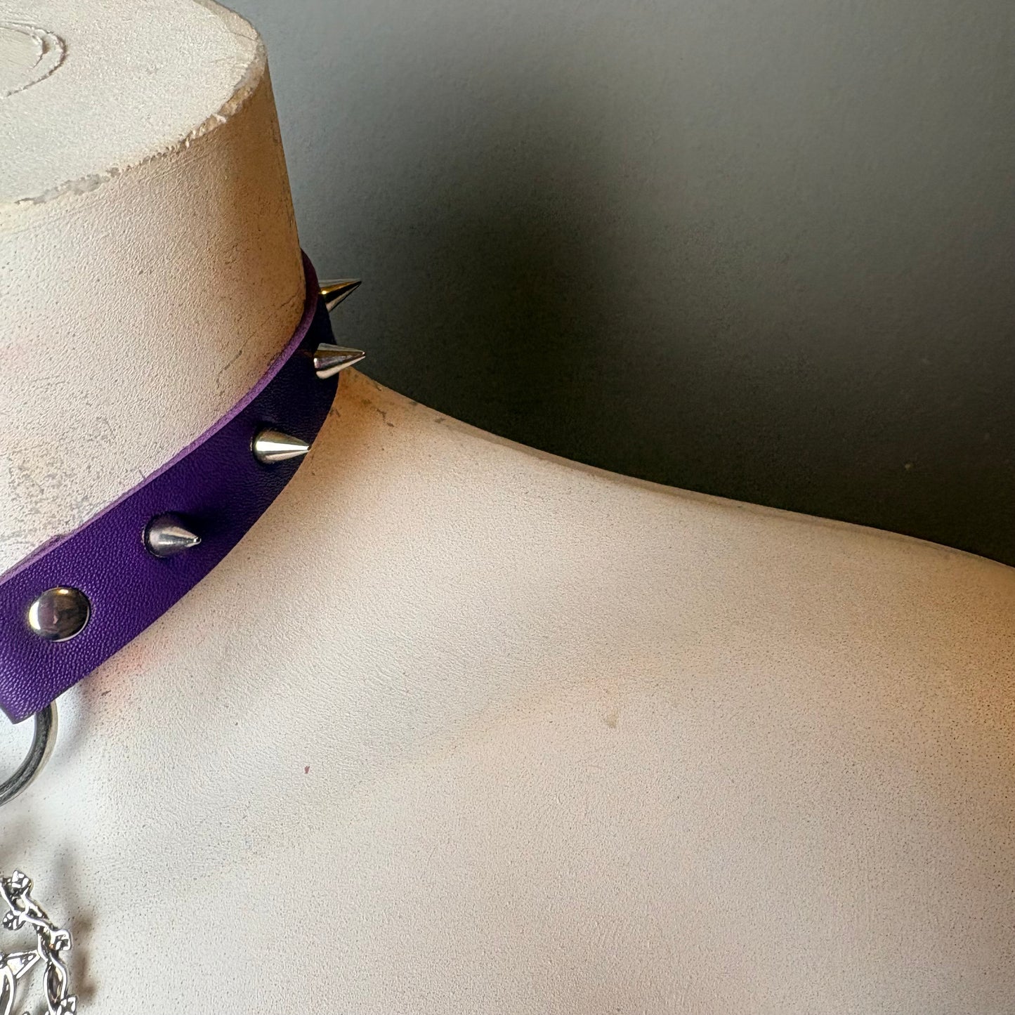 Chocker viola con ciondolo di pentacolo