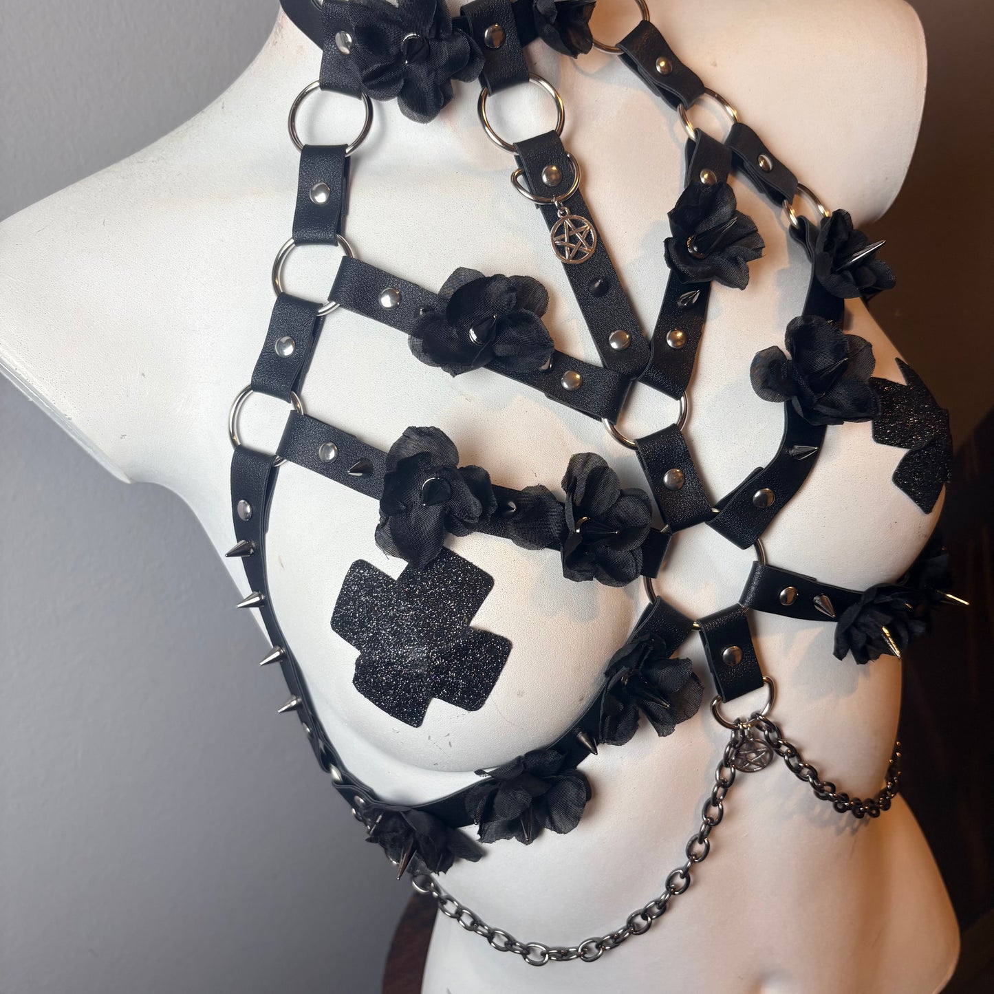 Harness nero floreale con catene