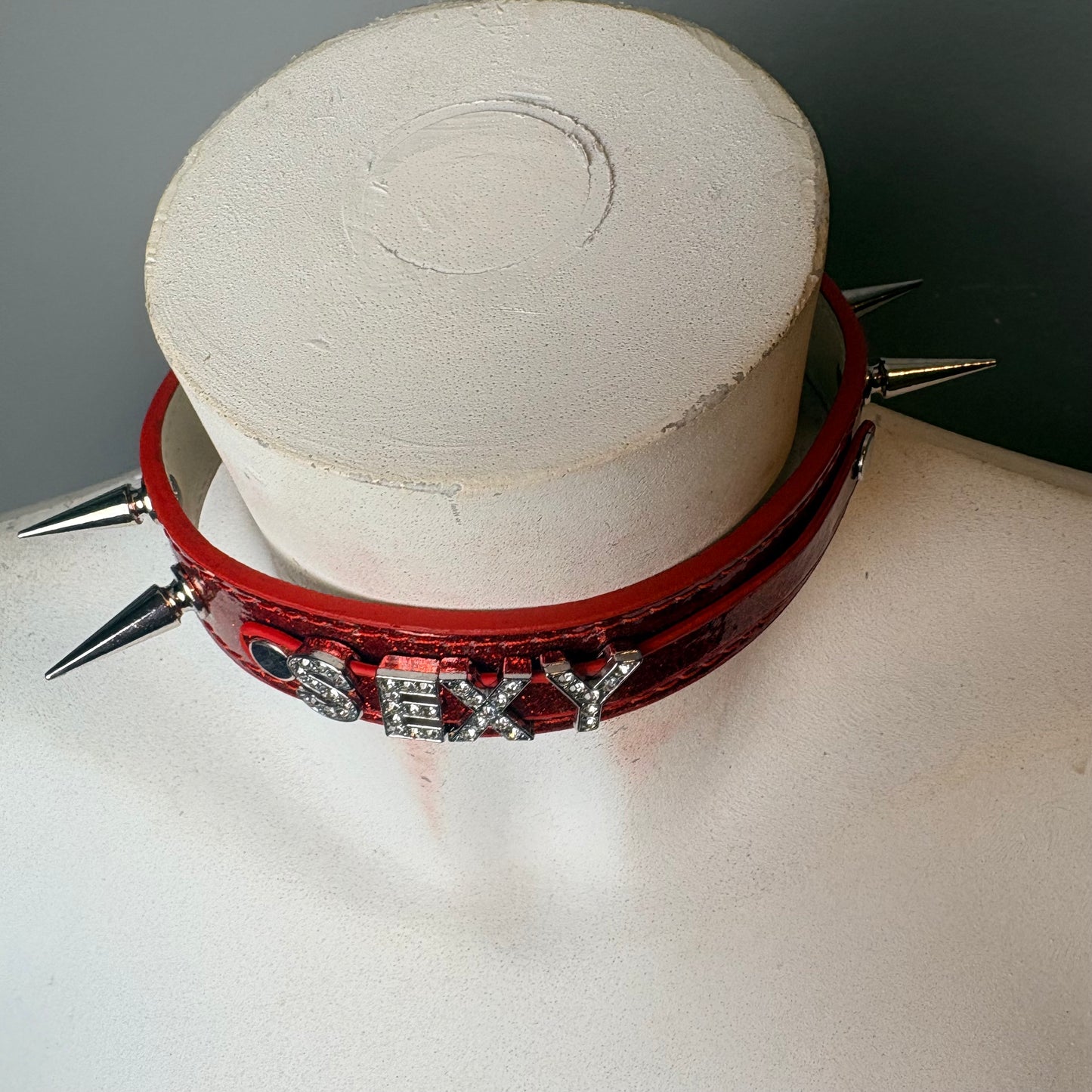 Chocker con scritta “sexy”