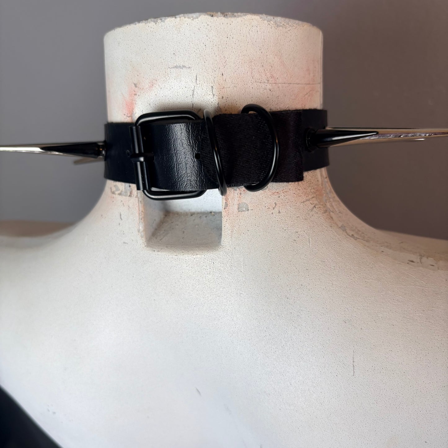 Chocker con borchie argento e nere e ariete
