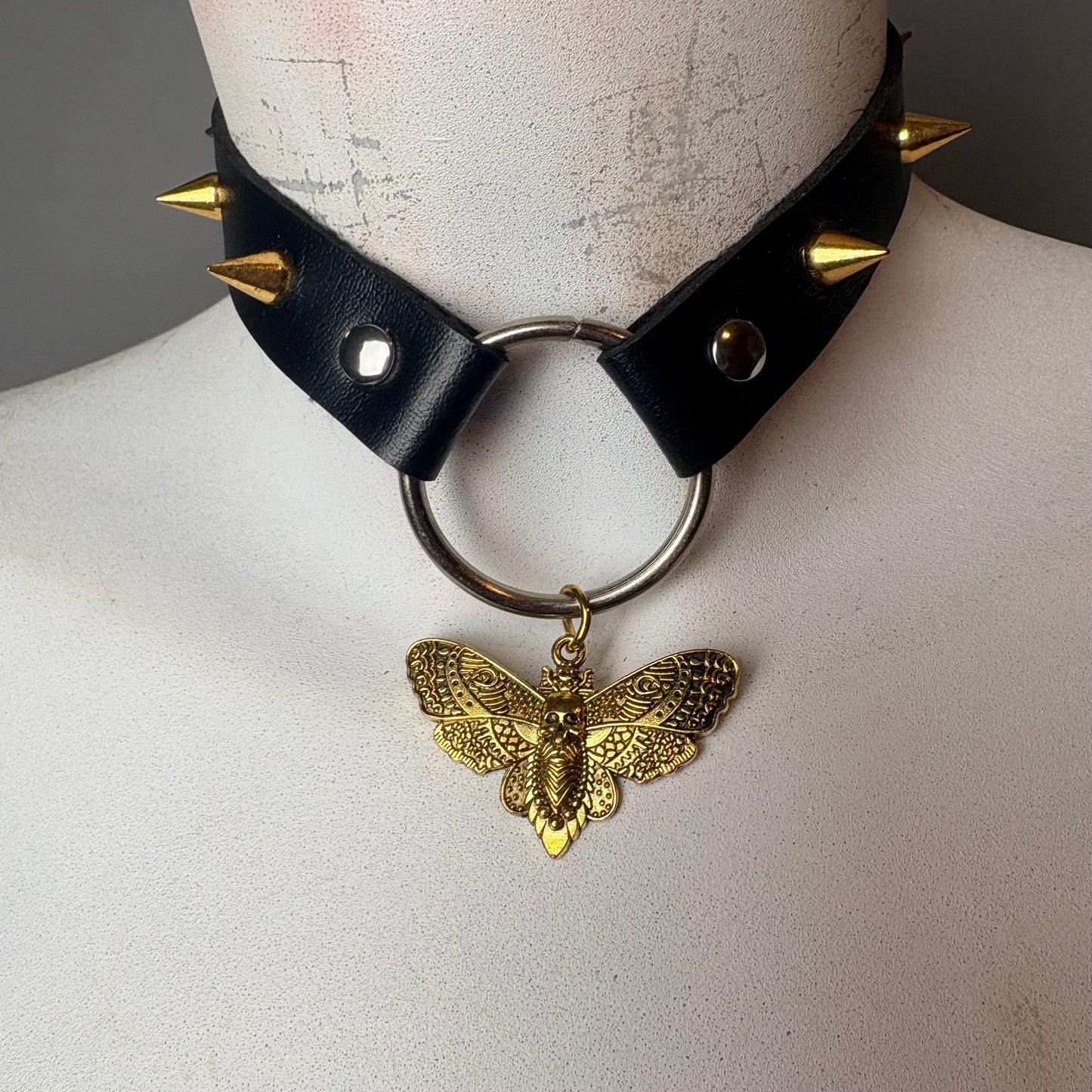 Chocker con falena oro e borchie oro