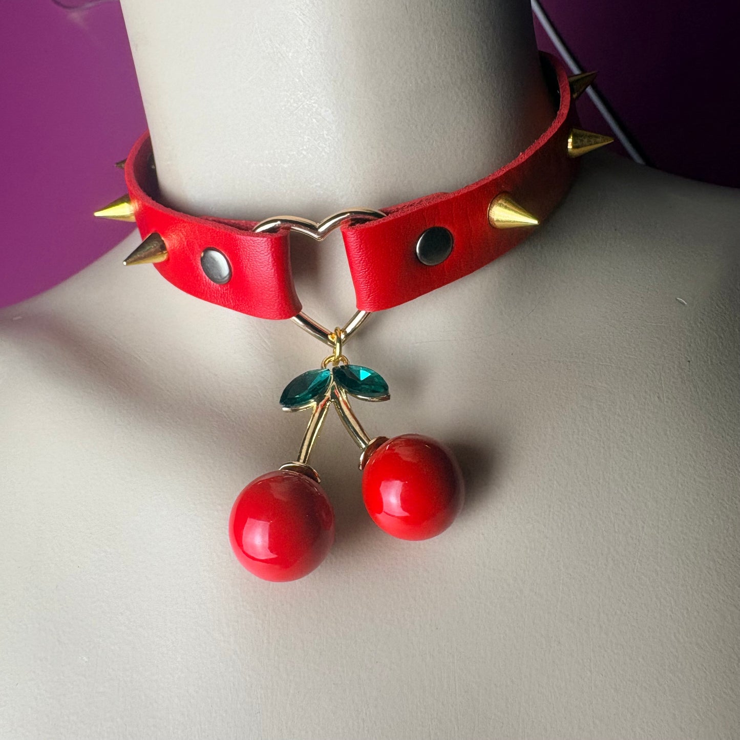 Chocker rosso con ciondolo di ciliegia