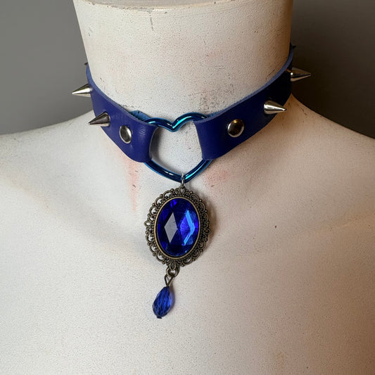 Chocker blu con cameo blu