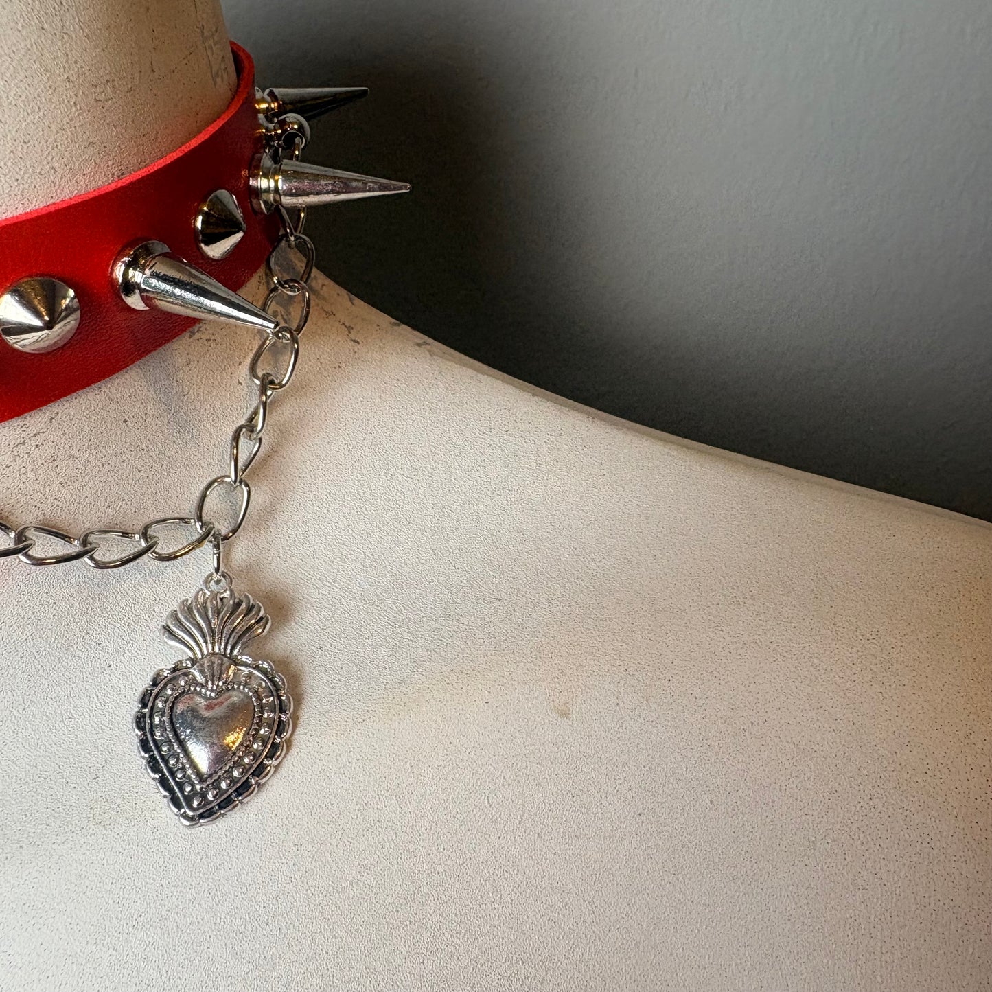 Chocker rosso con ciondoli di cuore