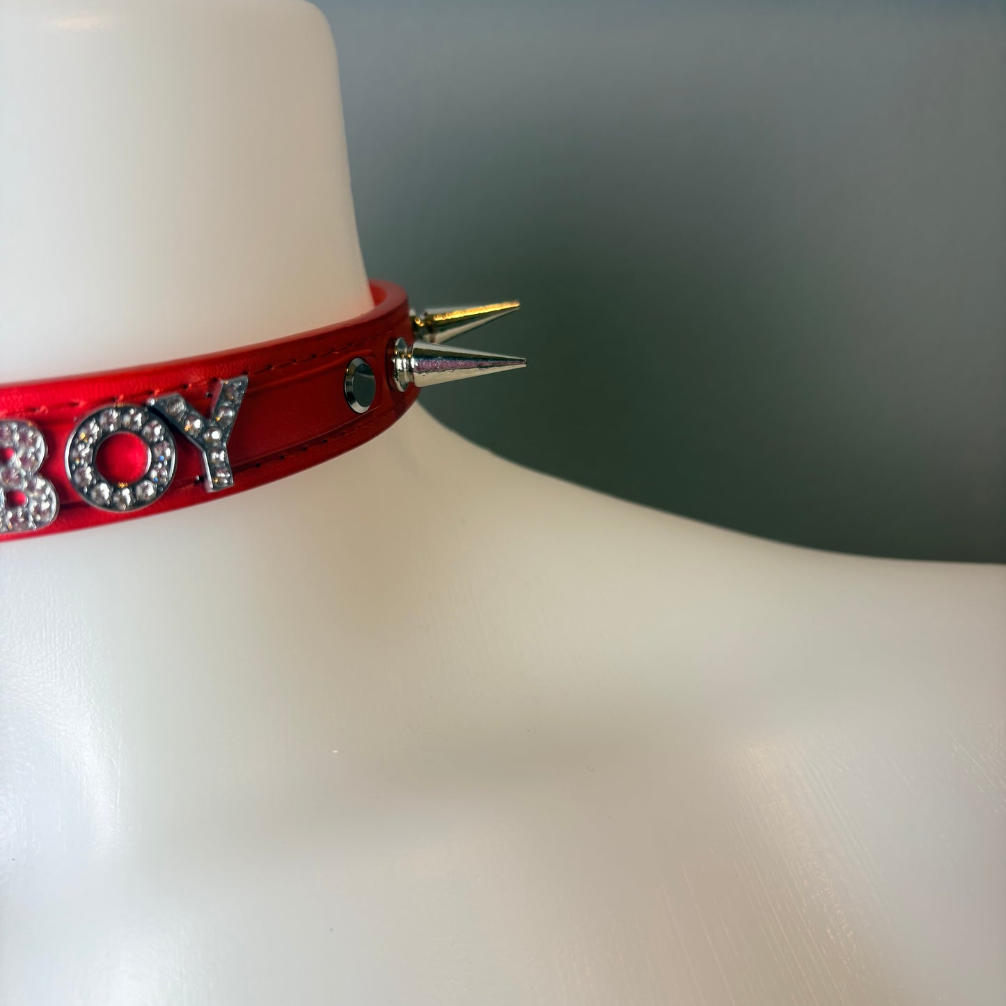 Chocker rosso con scritta “Bad Boy”