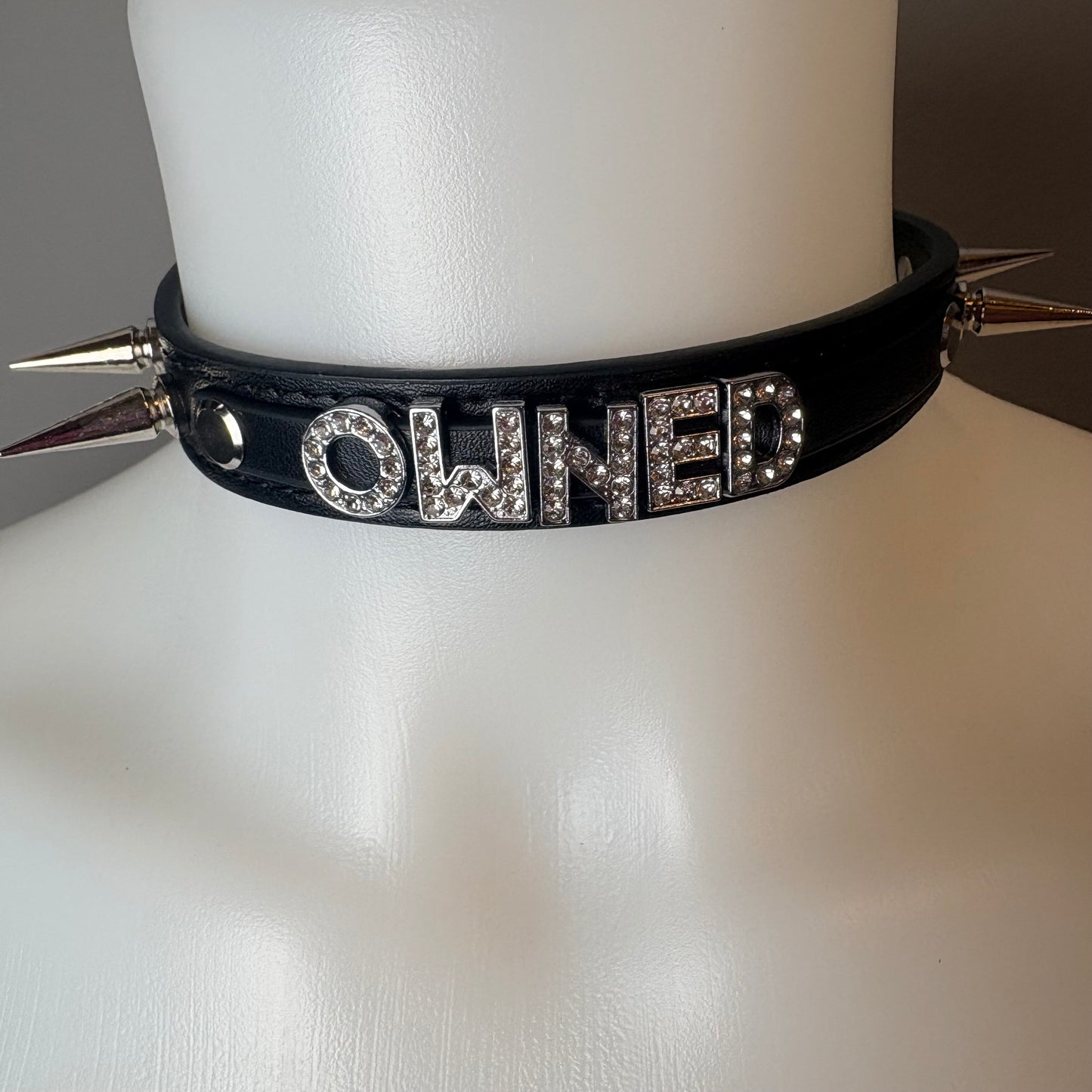 Chocker nero con scritta “owned”