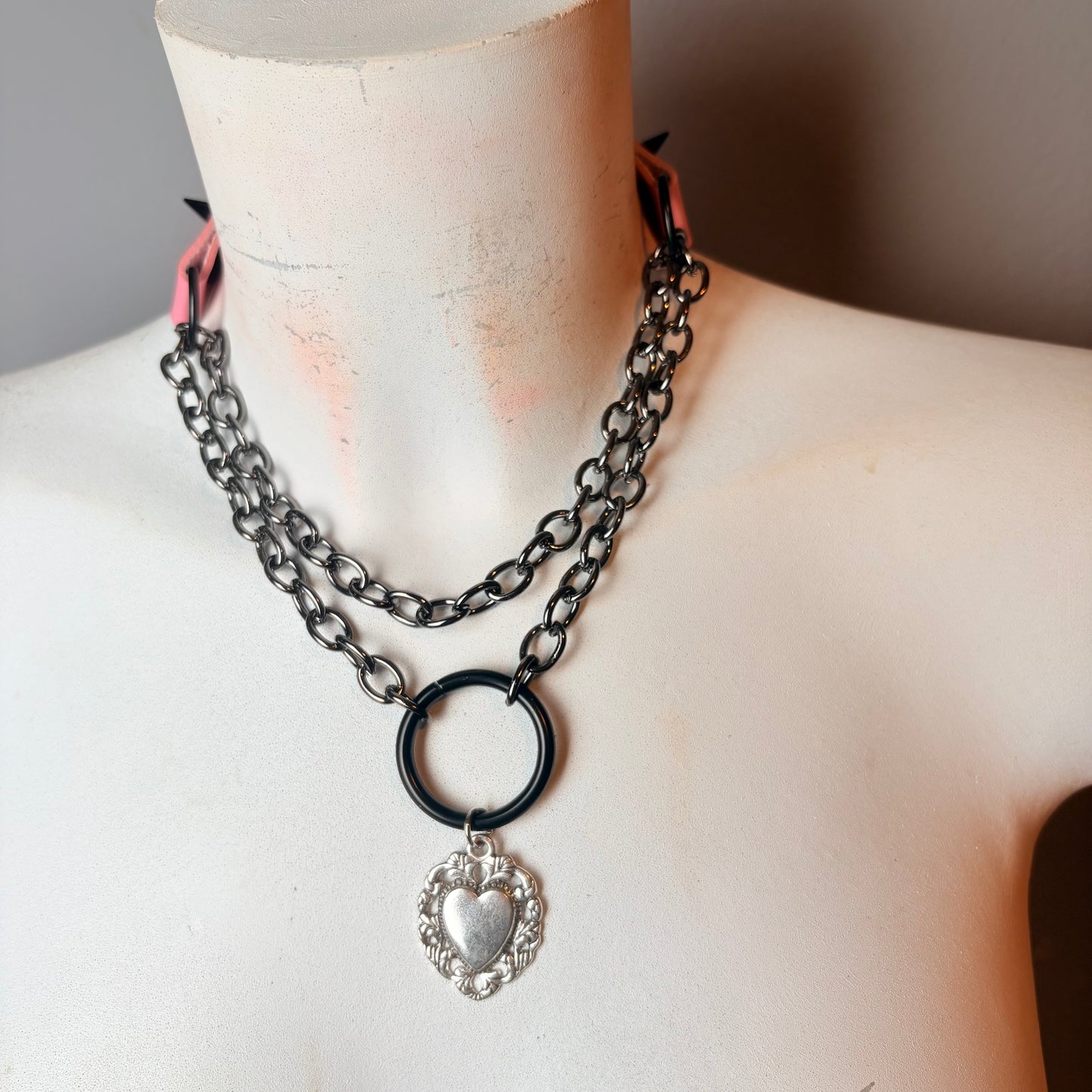 Chocker rosa con cuore sacro