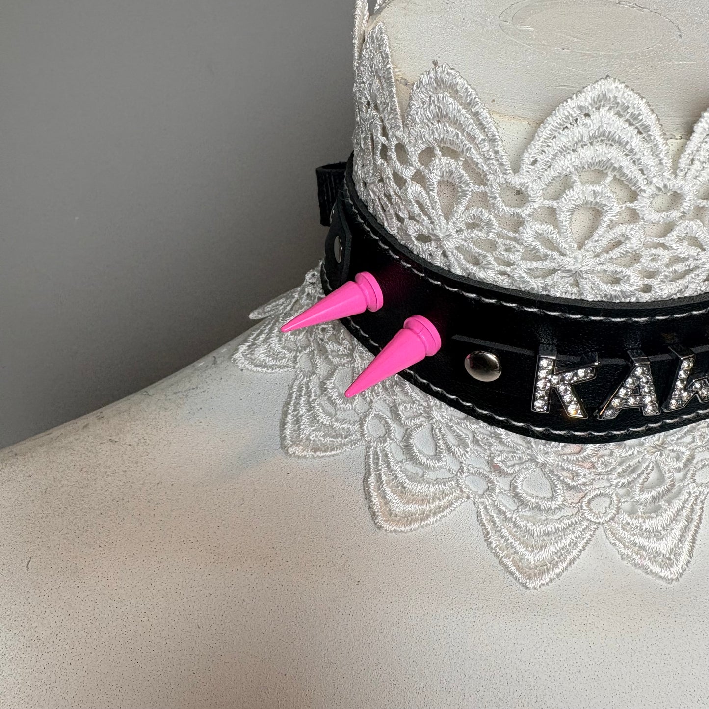 Chocker nero con pizzo e scritta